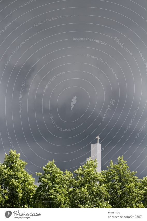 um Himmels willen Natur Landschaft Luft Wolken Gewitterwolken Klima Wetter Sturm Regen Pflanze Baum Wald Kirche Stein Zeichen Kreuz dunkel grau grün Glaube