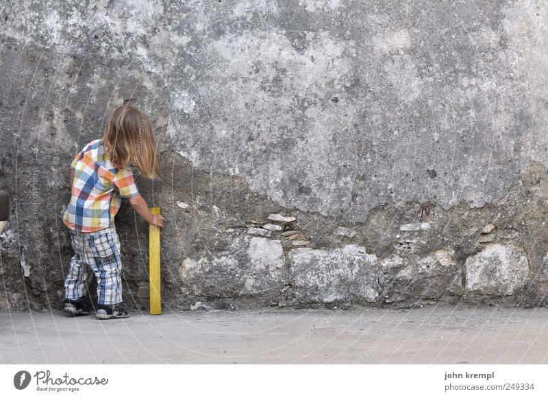 happy birthday, JJ! maskulin Kleinkind Junge 1 Mensch 1-3 Jahre Mauer Wand bauen stehen blond Coolness gelb grau Zufriedenheit fleißig Genauigkeit Kindheit