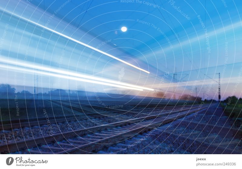 Links vor Rechts Mond Verkehr Verkehrswege Schienenverkehr Gleise fahren Geschwindigkeit blau schwarz weiß Nachtzug Farbfoto mehrfarbig Außenaufnahme Experiment