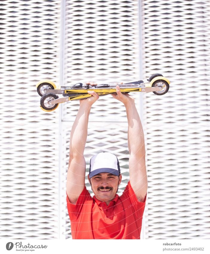 Ein junger Mann beim Langlaufen mit Rollschuhen Lifestyle Stil Erholung Sommer Sport Erwachsene Fuß Straße Bewegung Geschwindigkeit Konkurrenz Rolle Ski