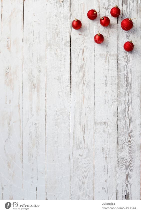 rote Weihnachtskugeln auf weißem Holz Kunststoff Zeichen Ornament Freundlichkeit Fröhlichkeit lustig Gastfreundschaft Selbstlosigkeit Menschlichkeit Solidarität