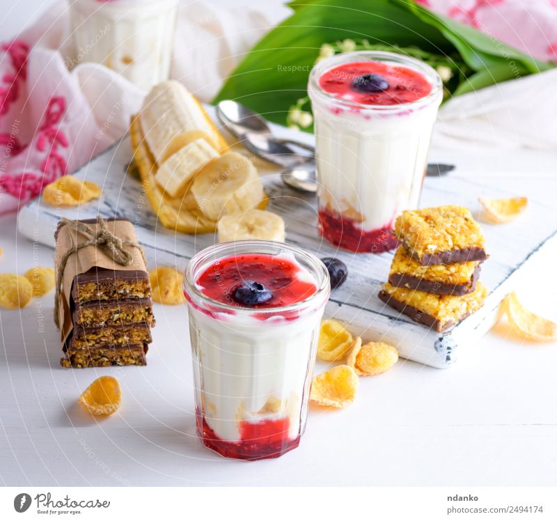 Joghurt im Klarglas Marmelade Ernährung Frühstück Diät Getränk Erfrischungsgetränk Tisch Blume Holz Essen natürlich oben weiß Tradition Hintergrund Holzplatte