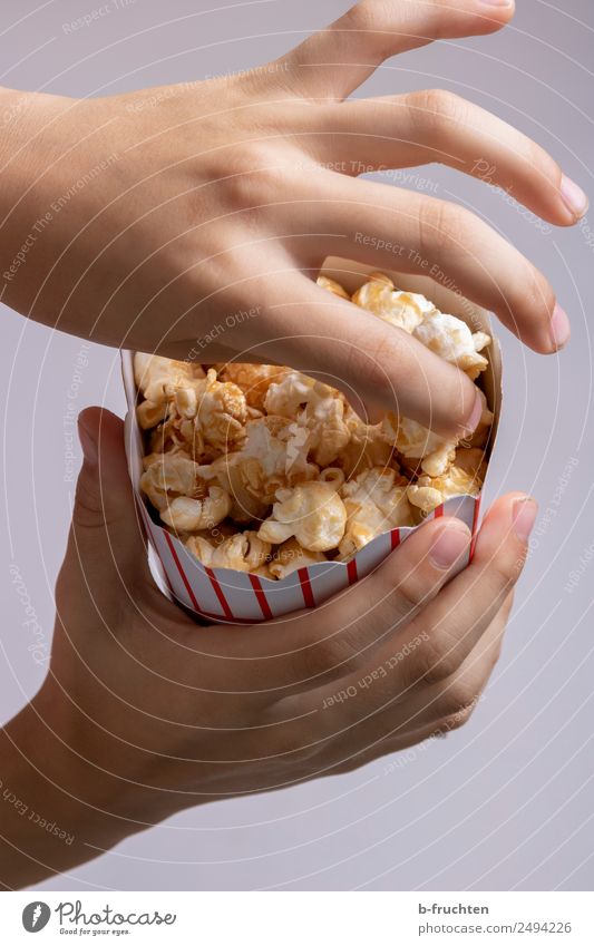 Popcorn essen Getreide Süßwaren Fastfood Entertainment Party Essen Kind Hand Finger 3-8 Jahre Kindheit festhalten frisch genießen Popkorn Kino lecker Snack