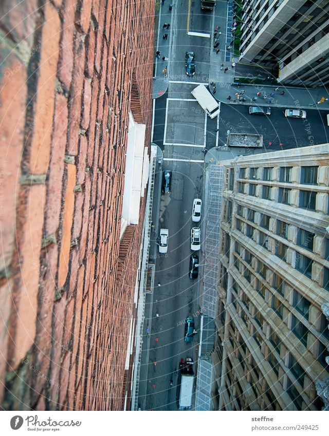 Spiderman auf dem Weg zur Arbeit pittsburgh USA Stadt Stadtzentrum Haus Hochhaus Mauer Wand Fassade Verkehr Straße Straßenkreuzung Fahrzeug PKW fallen fliegen