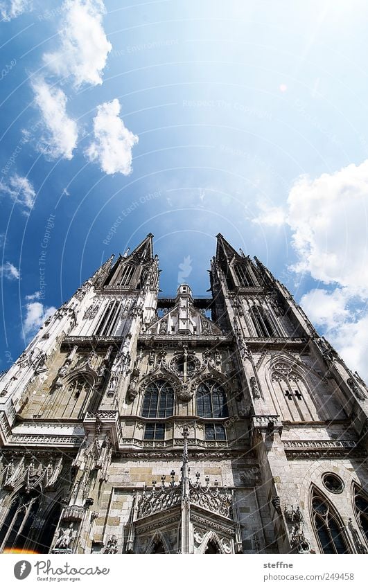 Sonnenschein in Regensburg Himmel Wolken Sonnenlicht Schönes Wetter Altstadt Kirche Dom ästhetisch Religion & Glaube aufstrebend Farbfoto Außenaufnahme