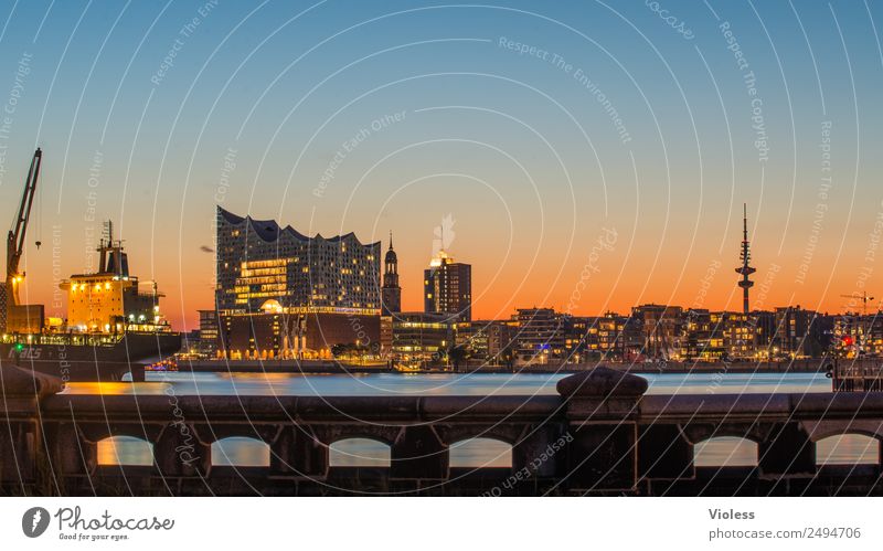 schönste Stadt Skyline Hafen Hamburg Elbphilharmonie Licht Kehrwiederspitze Hafenstadt Brücke Bauwerk Gebäude Sehenswürdigkeit Wahrzeichen Denkmal glänzend