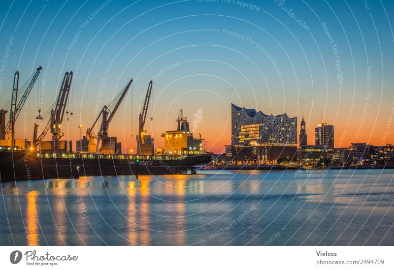 Schönste Stadt Skyline 3 Hafen Hamburg Elbphilharmonie Licht Kehrwiederspitze Hafenstadt Brücke Bauwerk Gebäude Sehenswürdigkeit Wahrzeichen Denkmal glänzend