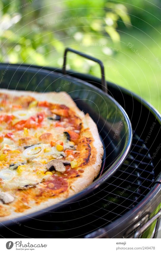 Geburtstagsessen Ernährung Mittagessen Fastfood Italienische Küche groß lecker Grill Grillen Pizza Sommer Farbfoto Außenaufnahme Menschenleer Tag