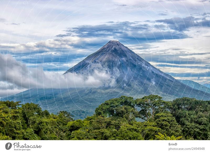 Vulkan Arenal erhebt sich aus dem Dschungel schön Ferien & Urlaub & Reisen Tourismus Abenteuer Sommer Sonne Berge u. Gebirge Natur Landschaft Pflanze Wolken