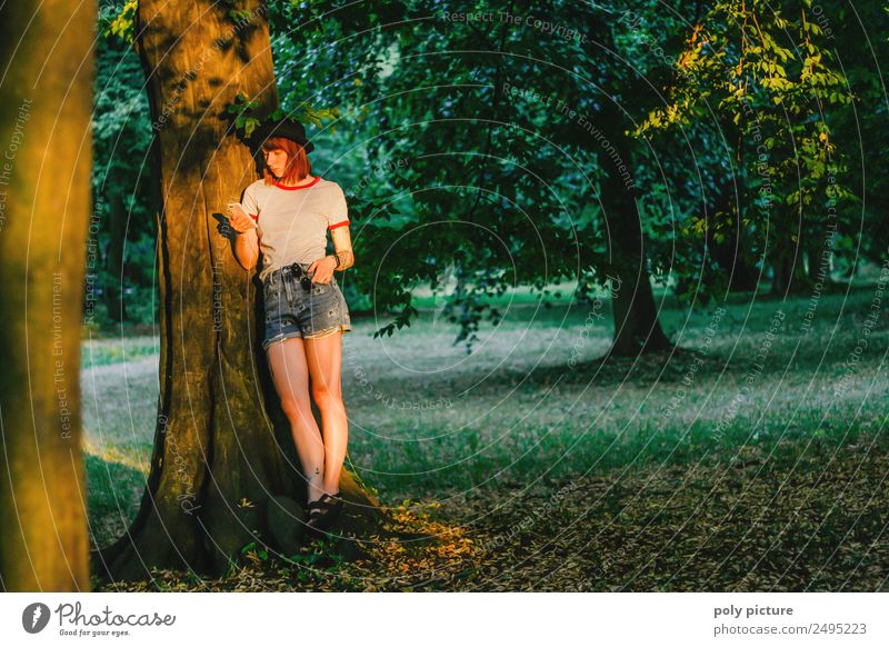 [LS106] - Junge Frau mit Hut macht ein Selfie im Park Jugendliche Erwachsene Leben 8-13 Jahre Kind Kindheit 13-18 Jahre einzigartig Identität Inspiration Sucht