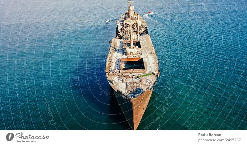 Luftbilddrohne Ansicht des alten Schiffbruch-Geisterschiffes Tourismus Abenteuer Freiheit Kreuzfahrt Expedition Sommer Meer Wellen Umwelt Natur Landschaft