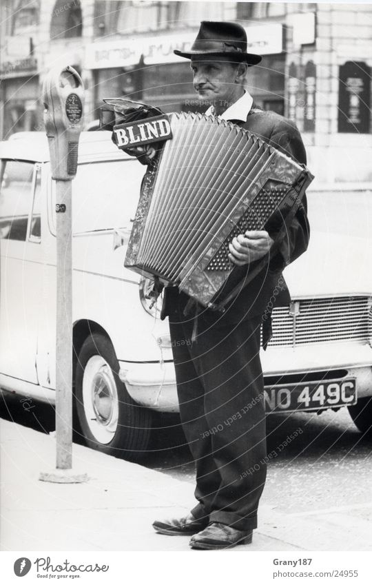 Blind Musician blind Mann Stil Parkuhr Werbefachmann Plakat Ferien & Urlaub & Reisen Stadt Sechziger Jahre Schuhe Hose Anzug musizieren Fahrzeug Oldtimer