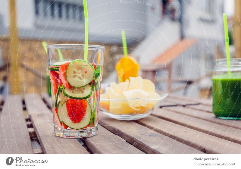 Aufgegossene Fruchtwasser-Cocktails und Smoothies aus grünem Gemüse Ernährung Diät Getränk Saft Tee Sommer Tisch Natur Holz Coolness frisch natürlich rot Entzug