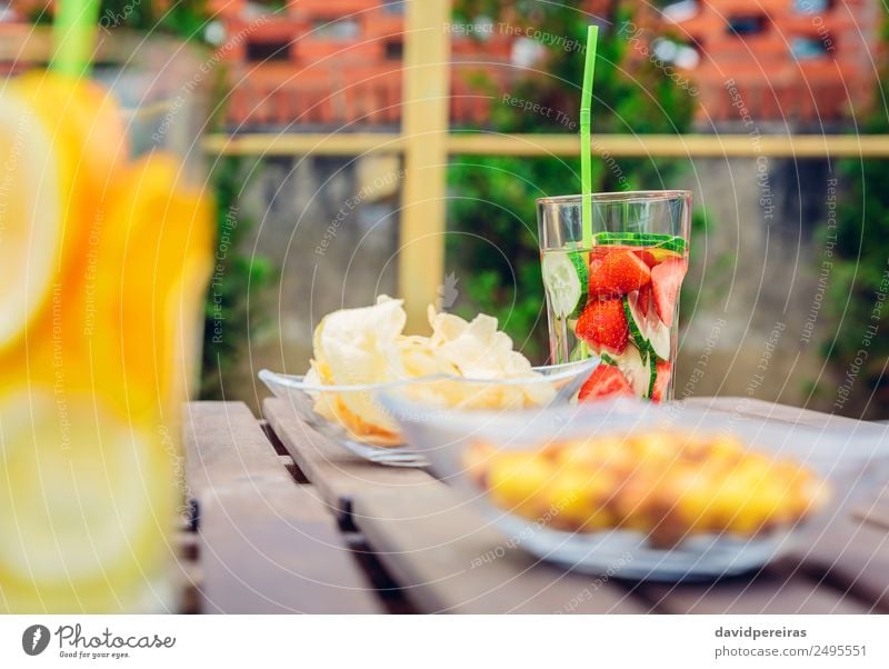 Aufgegossene Fruchtwasser-Cocktails und Snackschalen Gemüse Ernährung Diät Getränk Saft Tee Schalen & Schüsseln Sommer Tisch Natur Holz Coolness frisch