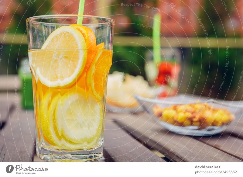 Aufgegossene Fruchtwasser-Cocktails und Smoothies aus grünem Gemüse Ernährung Diät Getränk Saft Tee Sommer Tisch Natur Holz Coolness frisch natürlich rot Entzug