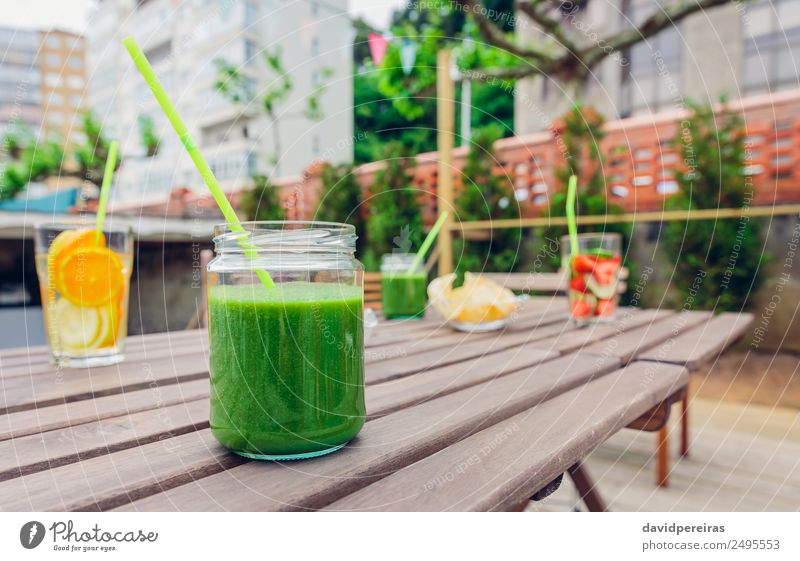 Smoothies aus grünem Gemüse und Cocktails mit Fruchtwasseraufguss Ernährung Diät Getränk Saft Tee Sommer Tisch Natur Holz Coolness frisch natürlich rot Entzug