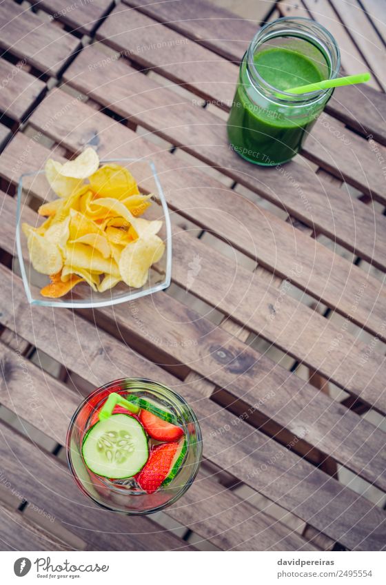 Aufgegossene Fruchtwasser-Cocktails und Smoothies aus grünem Gemüse Ernährung Diät Getränk Saft Tee Sommer Tisch Natur Holz frisch natürlich oben rot Entzug