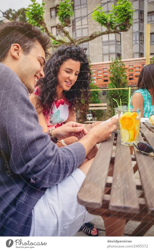 Junges Paar, das an einem Sommertag Spaß hat. Gemüse Frucht Getränk Lifestyle Freude Glück schön Freizeit & Hobby Ferien & Urlaub & Reisen Garten Tisch sprechen