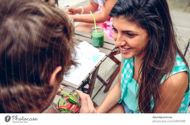 Lächelnde Frau, die aussieht, wie ein Mann, der einen mit Wasser angereicherten Cocktail trinkt. Gemüse Frucht Getränk trinken Lifestyle Freude Glück