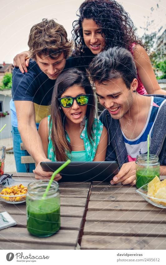 Junge, glückliche Menschen, die Tabletten über Tische schauen. Frucht Getränk Lifestyle Freude Glück Freizeit & Hobby Sommer Garten Feste & Feiern