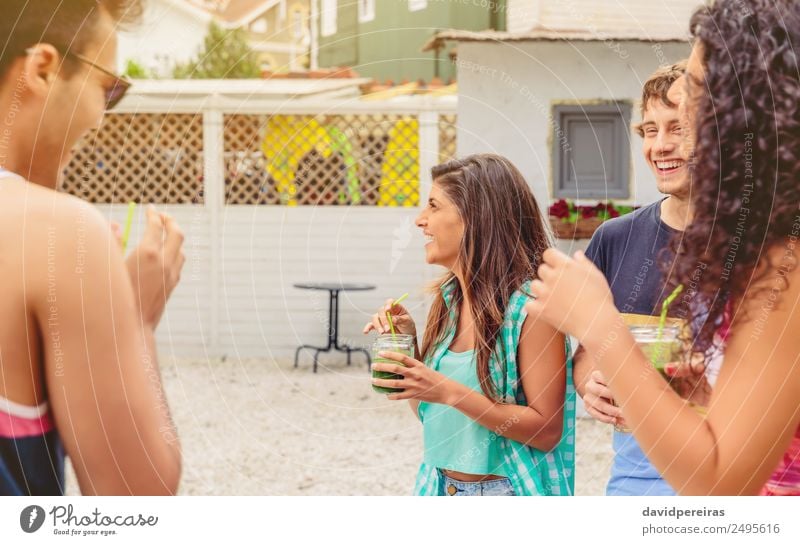 Gruppe junger Menschen, die Spaß am Sommerfest haben. Gemüse Frucht Getränk Alkohol Lifestyle Freude Glück schön Freizeit & Hobby Ferien & Urlaub & Reisen