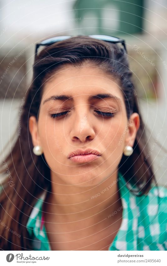 Frau mit geschlossenen Augen, die den Kuss vor der Kamera bläst. Lifestyle Freude Glück schön Gesicht Freizeit & Hobby Sommer Fotokamera Mensch Erwachsene