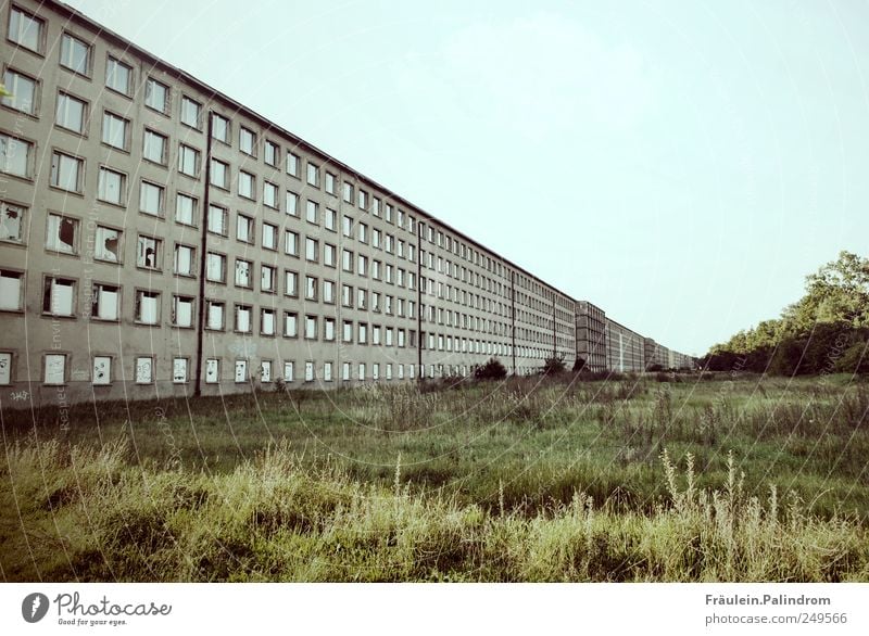 Grenzenlosigkeit? Wolkenloser Himmel Prora Ruine Bauwerk Gebäude Plattenbau Betonklotz Mauer Wand Fassade Fenster alt bedrohlich eckig gigantisch groß