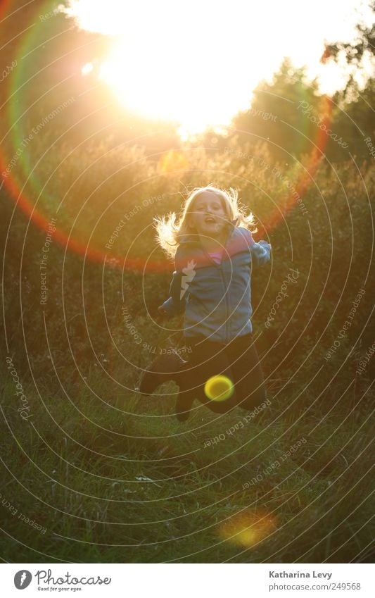 herbst! Freude Spielen Ausflug Freiheit Sonnenbad Mensch Kind Mädchen Kindheit 1 Bewegung Fitness fliegen springen authentisch Unendlichkeit hoch positiv