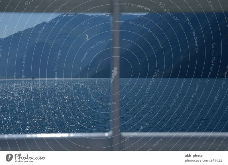 Fjordausblick Landschaft Wasser Sommer Schönes Wetter Berge u. Gebirge Küste Meer schön blau weiß Idylle Durchblick Fenster Ferien & Urlaub & Reisen Fernweh