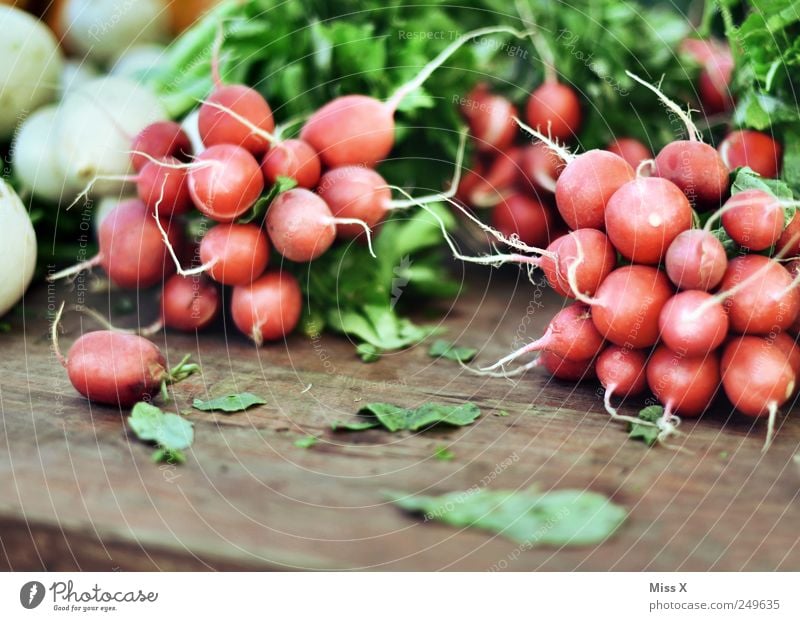 scharf Lebensmittel Gemüse Ernährung klein lecker rund Radieschen Rettich verkaufen Ernte Wochenmarkt Gemüsemarkt Buden u. Stände Obst- oder Gemüsestand