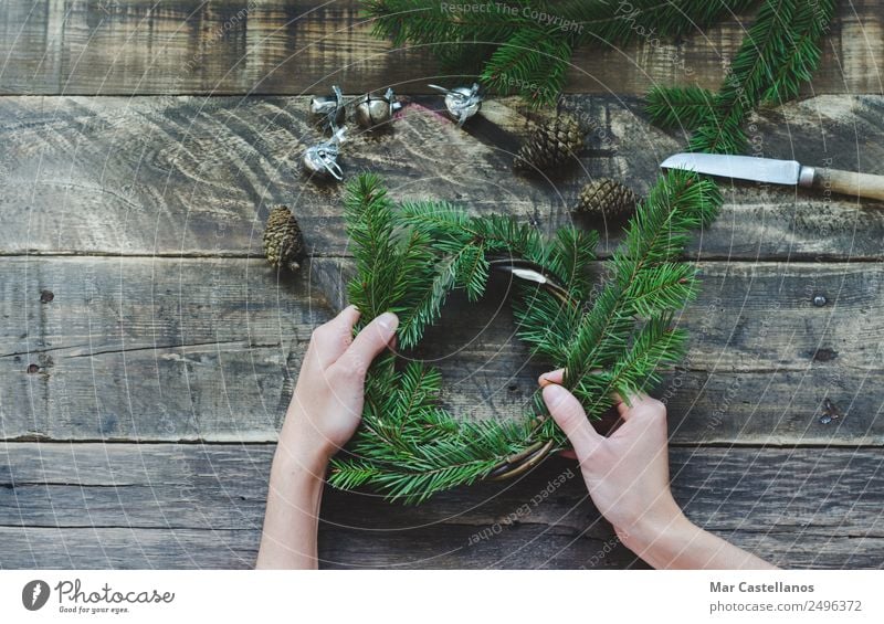 Aufwändige natürliche Kiefernkrone. Weihnachtsdekoration Dekoration & Verzierung Tisch Feste & Feiern Weihnachten & Advent feminin Hand Baum schreiben grün