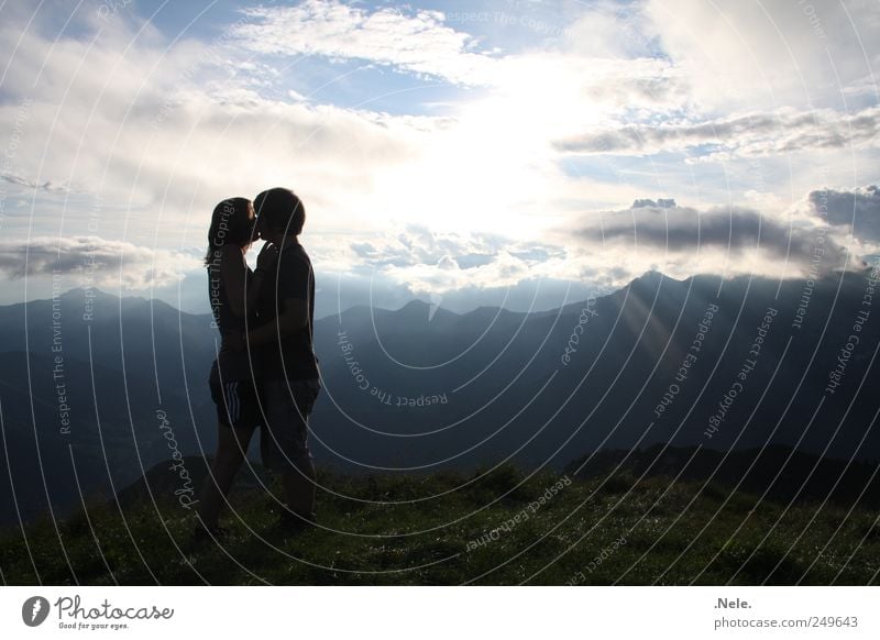 ein lichtblick. Mensch Junge Frau Jugendliche Junger Mann Paar Partner 2 18-30 Jahre Erwachsene Natur Landschaft Himmel Wolken Sonnenlicht Wetter berühren