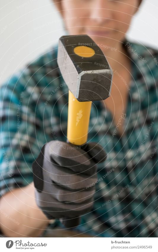 Frau mit Hammer Hausbau Renovieren Handwerker Baustelle Erwachsene festhalten Erfolg Werkzeug selbstbewußt selbstgemacht Handarbeit schlagen Kraft Farbfoto