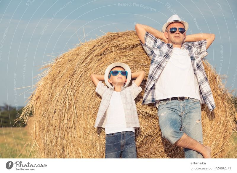 Vater und Sohn spielen zur Tageszeit im Park. Lifestyle Freude Glück Freizeit & Hobby Spielen Ferien & Urlaub & Reisen Freiheit Sommer Sonne Sport Kind Mensch