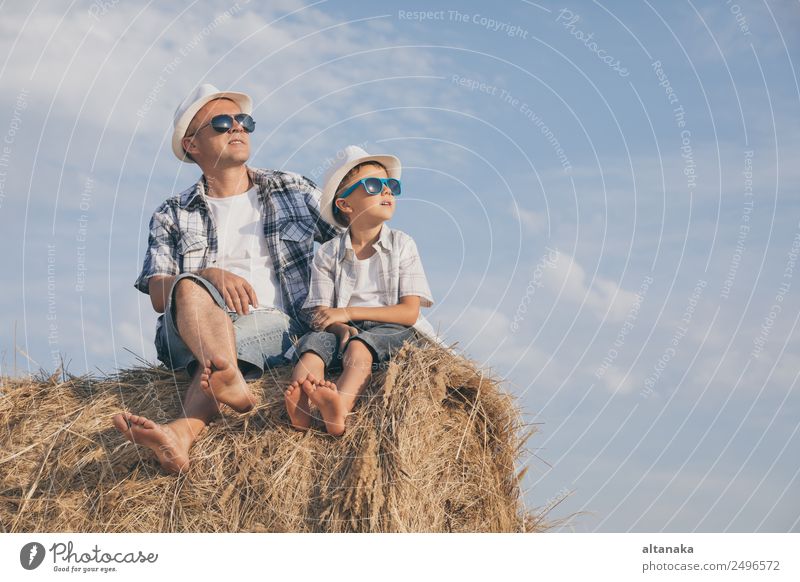 Vater und Sohn spielen zur Tageszeit im Park. Lifestyle Freude Glück Freizeit & Hobby Spielen Ferien & Urlaub & Reisen Freiheit Sommer Sport Kind Mensch Junge