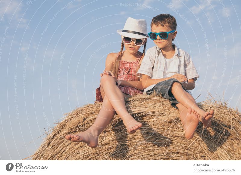 Glückliche Kinder beim Spielen im Park Lifestyle Freude schön Freizeit & Hobby Ferien & Urlaub & Reisen Freiheit Sommer Schule Mensch Junge Schwester