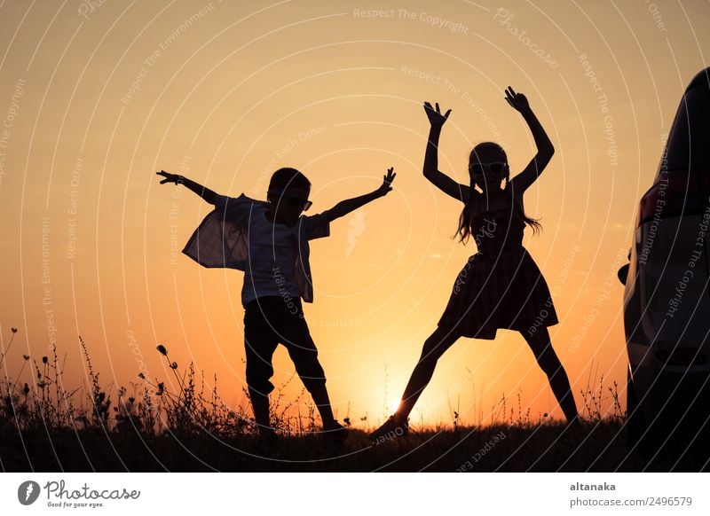 Glückliche Kinder spielen im Park bei Sonnenuntergang. Menschen, die Spaß im Freien haben. Lifestyle Freude Freizeit & Hobby Ferien & Urlaub & Reisen Ausflug