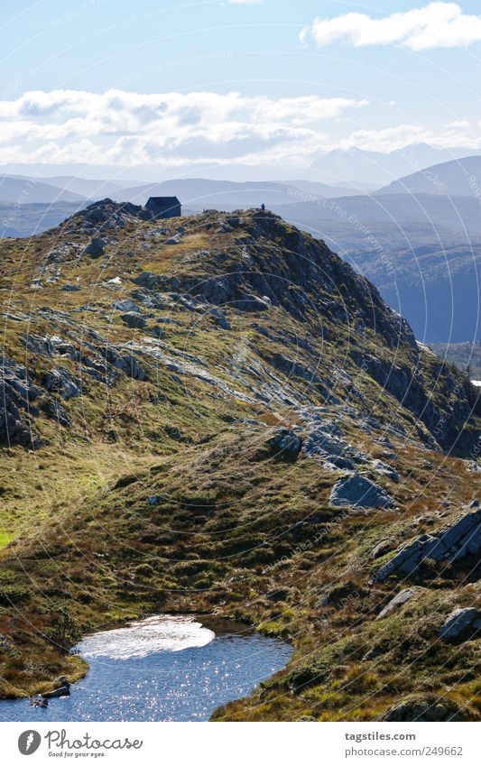 NORWEGEN Norwegen wandern Berge u. Gebirge Gipfel Haus Hütte Berghütte See Gebirgssee Klarheit Wasser Hügel Einsamkeit Idylle ruhig abgelegen Postkarte Farbfoto