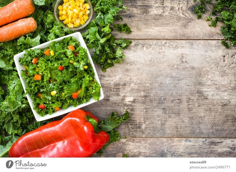 Grünkohl-Salat und Zutaten auf Holz Lebensmittel Gesunde Ernährung Foodfotografie Gemüse Kopfsalat Salatbeilage Mittagessen Bioprodukte Vegetarische Ernährung