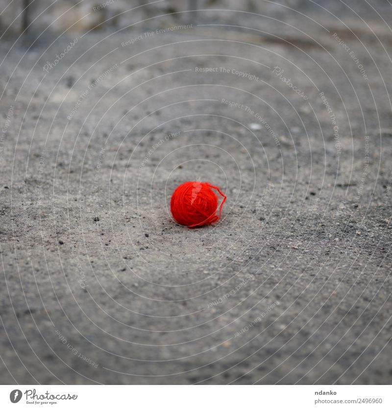 roter Wollball Straße Kugel weich grau Farbe Idee Ball Garn Faser Wollstoff Hintergrund Wolle rollen selbstgemacht gewebt Objektfotografie kreisen Textil