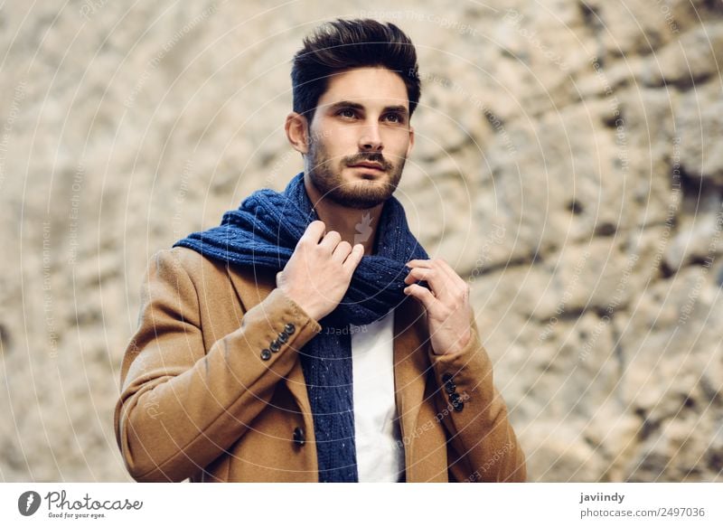 Junger Mann in Winterkleidung auf der Straße. Lifestyle elegant Stil schön Haare & Frisuren Mensch maskulin Jugendliche Erwachsene 1 18-30 Jahre Herbst Mode