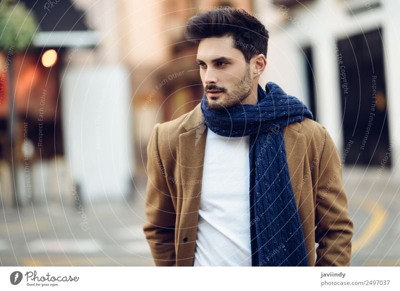 Junger Mann in Winterkleidung auf der Straße. Lifestyle elegant Stil schön Haare & Frisuren Mensch maskulin Jugendliche Erwachsene 1 18-30 Jahre Herbst Mode