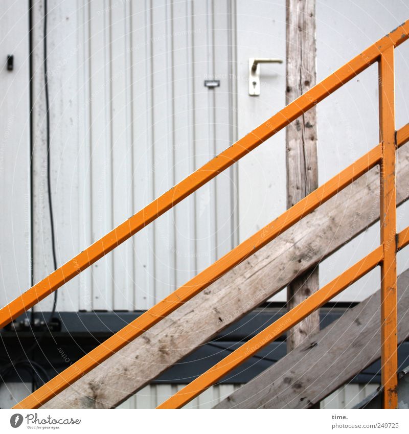 Einsatzzentrale Haus Baustelle Kabel Hütte Treppe Tür Holz gelb Sicherheit Schutz Geländer Treppengeländer Provisorium Barriere diagonal vertikal Baubude