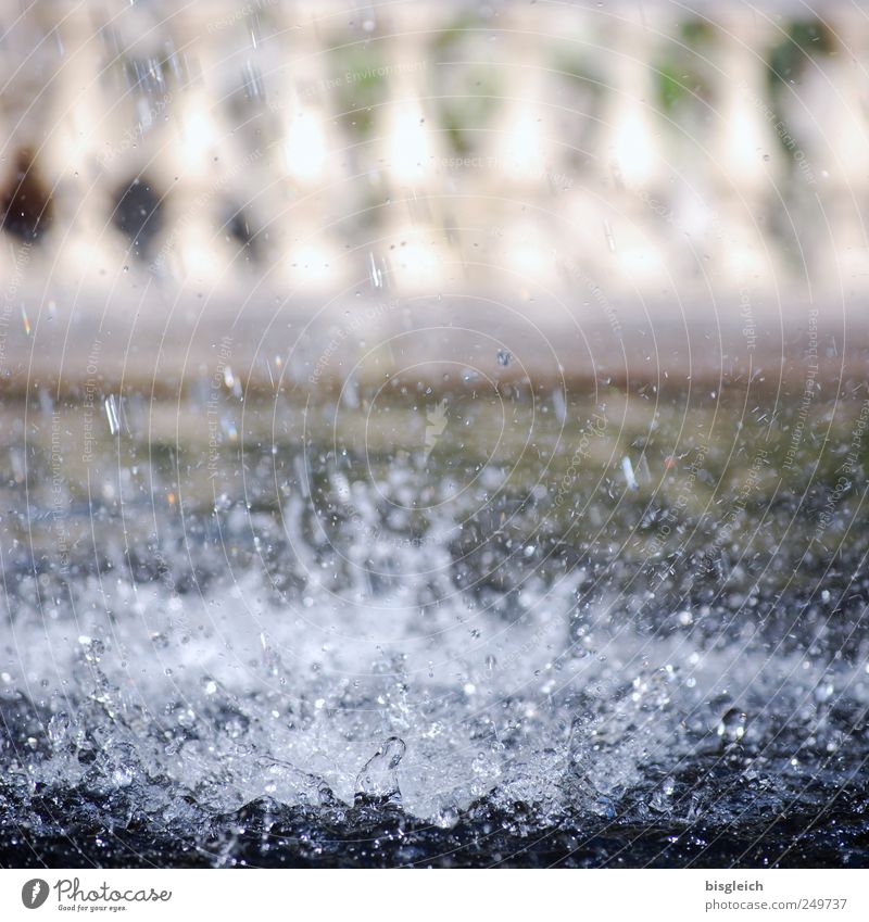 Wasserspiel Wassertropfen Garten Park Wellen Stein blau Brunnen Brückengeländer Säule spritzen Wasserspritzer Farbfoto Gedeckte Farben Außenaufnahme