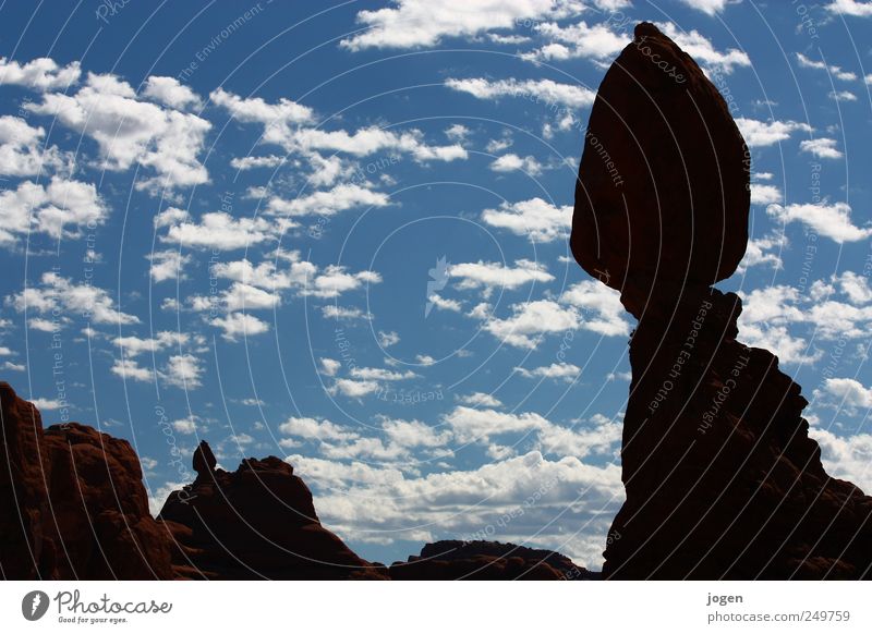 Balanced Rock Umwelt Natur Landschaft Urelemente Erde Sand Luft Wasser Himmel Wolken Felsen Schlucht Arches National Park Gesteinsformationen Gesteinsterrassen