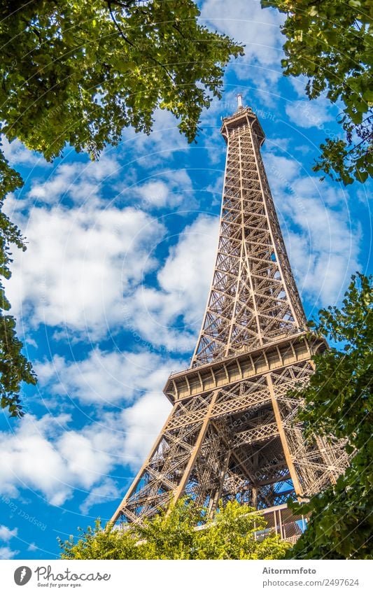 Eiffelturm in grünen Bäumen am blauen Himmel Ferien & Urlaub & Reisen Tourismus Sightseeing Sommer Garten Kultur Natur Park Gebäude Architektur Denkmal Metall