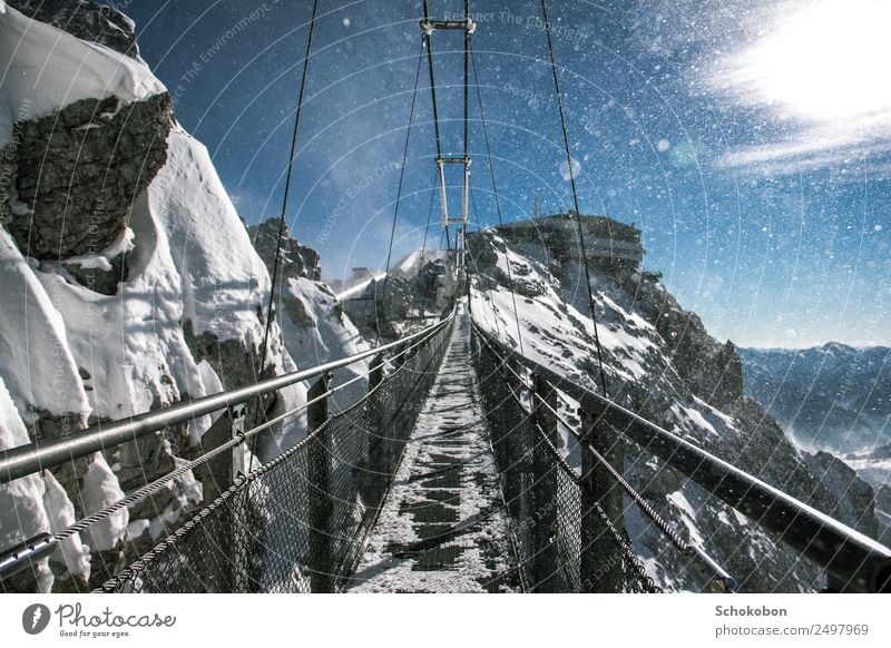 Mutprobe Ferien & Urlaub & Reisen Ausflug Abenteuer Ferne Winter Schnee Berge u. Gebirge Landschaft Schneefall Gletscher Brücke Stein Metall hoch Tapferkeit