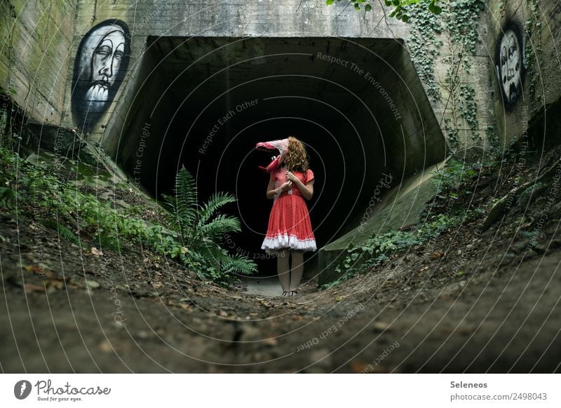 Alaaf Verkleidung verkleiden Kostüm Maske gruselig Tunnel dunkel düster Mensch lustig Farbfoto Karneval Außenaufnahme Halloween Karnevalskostüm Frau Erwachsene