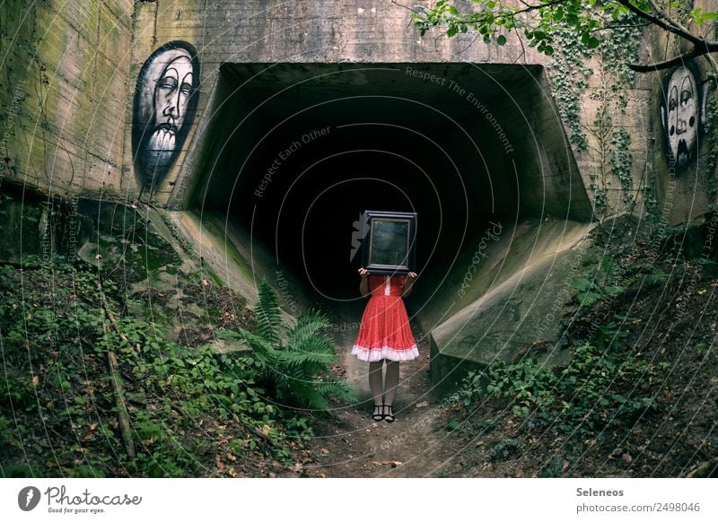 Watchin Dunkel düster mensch weiblich Frau Spiegel Natur Gruselig Tunnel Graffiti gruselig dunkel Mensch Außenaufnahme Schatten Erwachsene Licht Farbfoto Angst