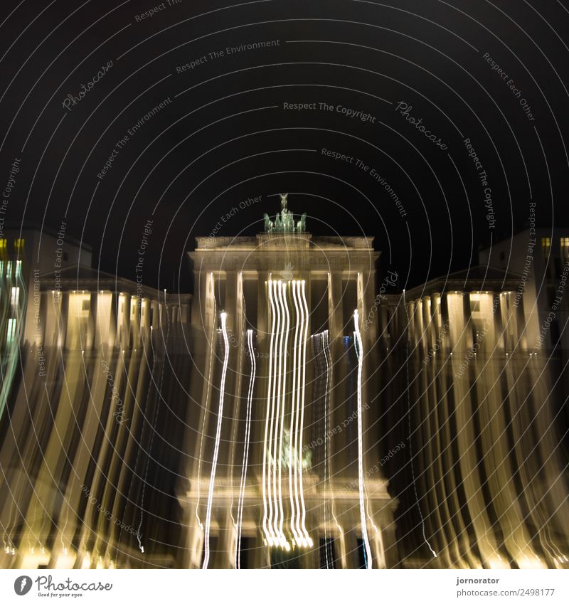 Brandenburger Tor - politischer Abrutsch? Tourismus Ausflug Sightseeing Städtereise Stadt Hauptstadt Stadtzentrum Menschenleer Bauwerk Architektur entdecken